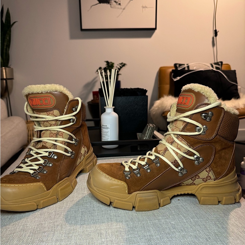 GUCCI winter hiking boot. suede and leather accents with shearling lining. - Picture 5 of 8